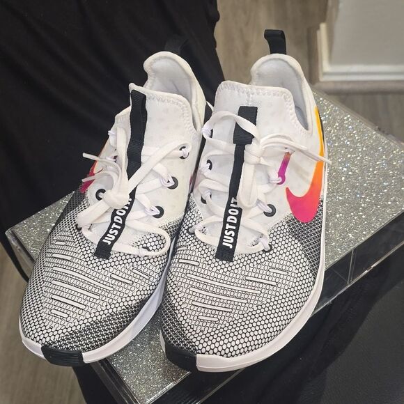 Nike Free TR 8 Athletic Shoes- Black/Laser Fuschia - Picture 9 of 11